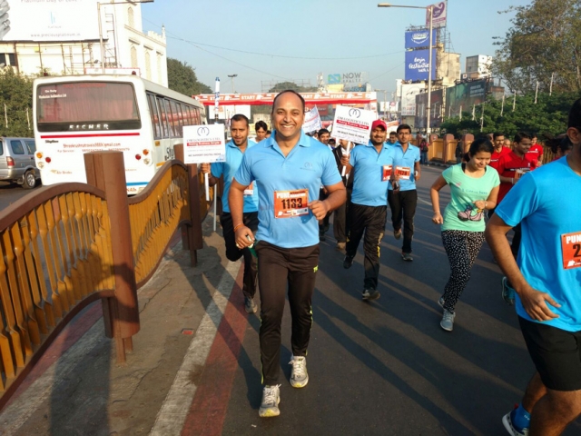 Om Logistics's team runs in Pune Marathon