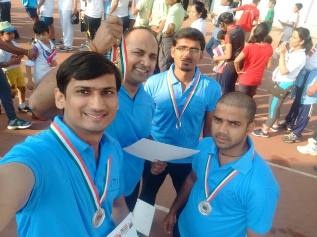 Om Logistics's Team spare time for selfie